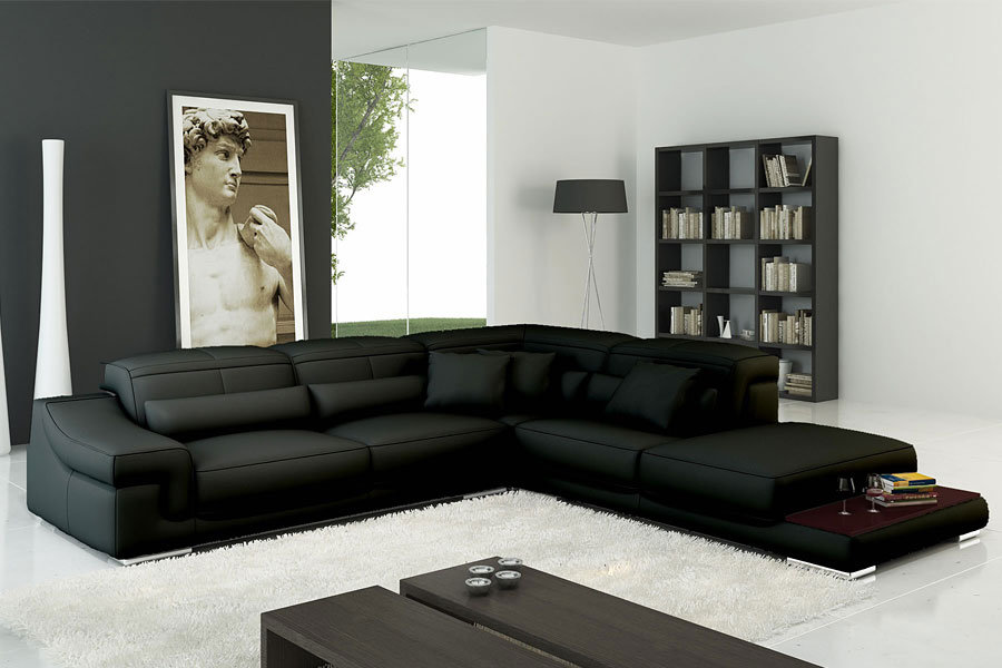 Черный диван в двухцветном интерьере