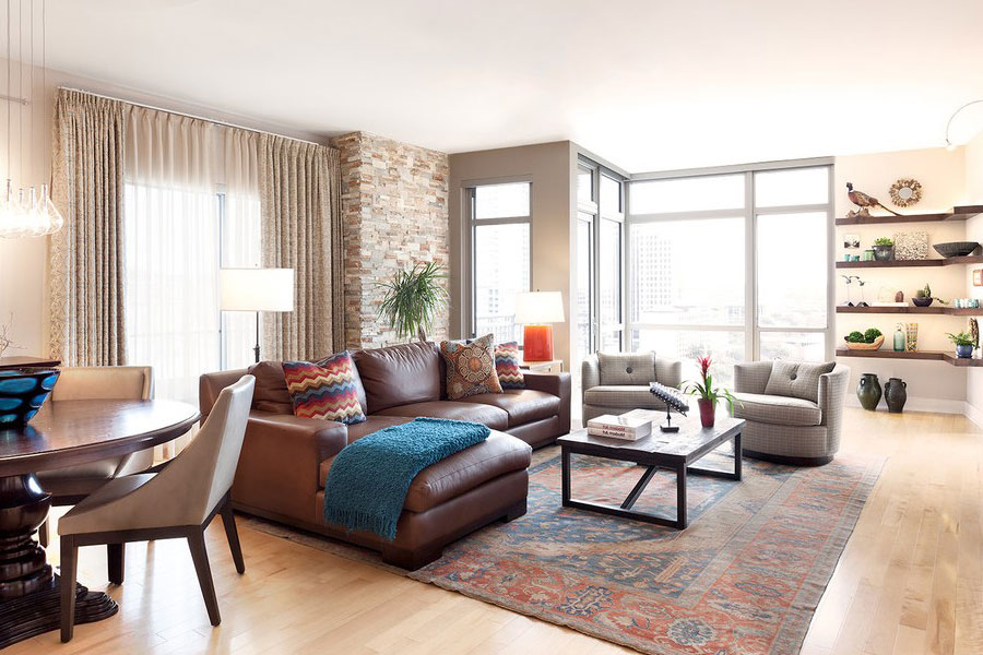 Кожаный угловой диван как способ разбить пространство гостиной на зоны