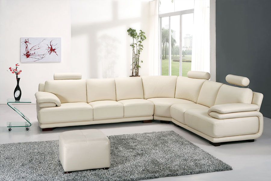 Белый кожаный диван идеально смотрится в минималистичных интерьерах
