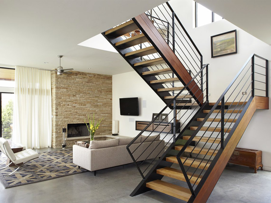 Лаконичная лестница в современном доме