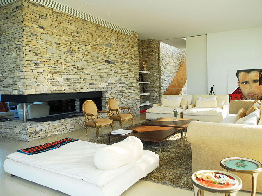 Применение декоративного камня в интерьере современной гостиной