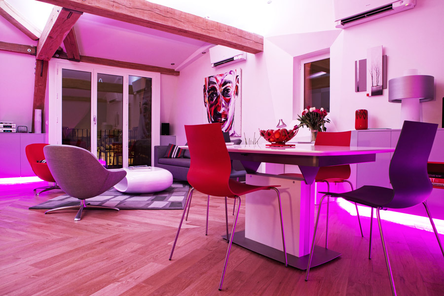 Лиловый цвет в интерьере современной гостиной