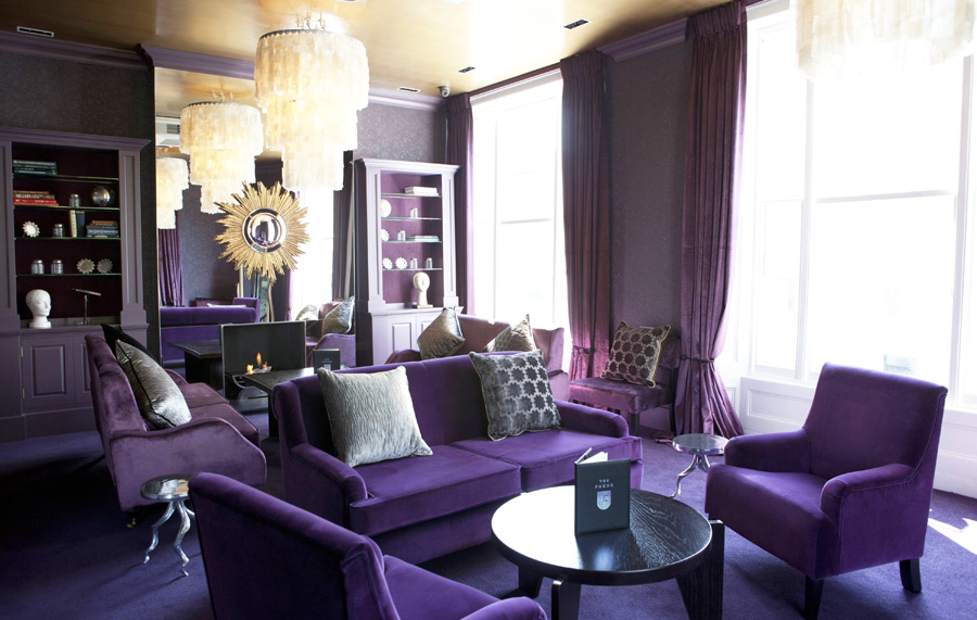 Фиолетовый цвет в интерьере классической гостиной