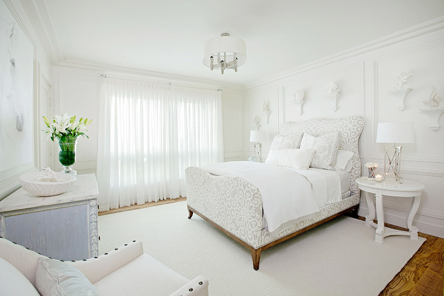 Белый цвет в интерьере классической спальни