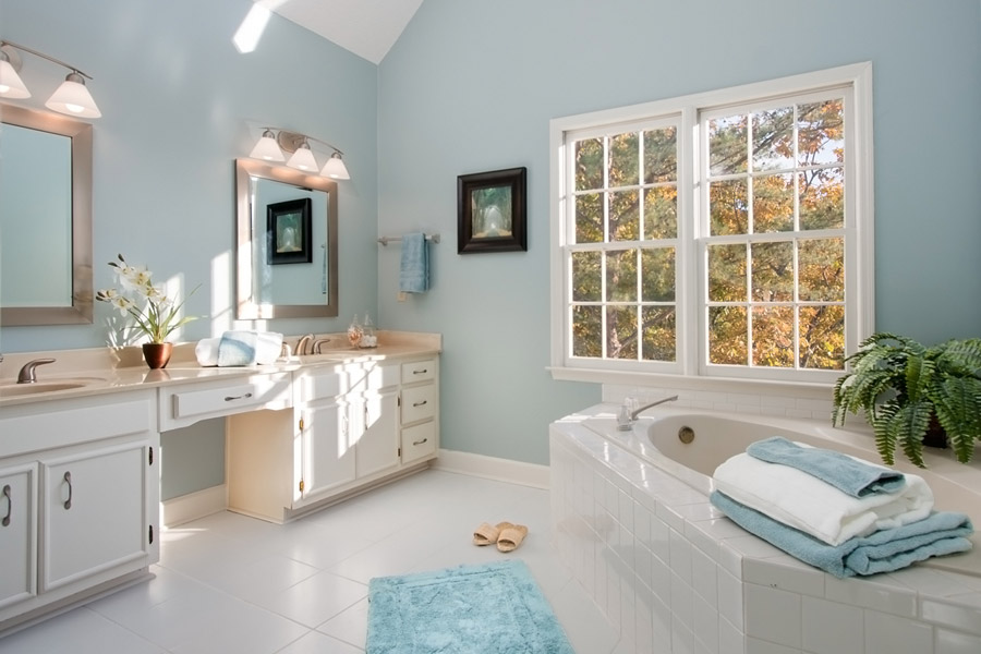 Дизайн интерьера ванной комнаты в голубых тонах