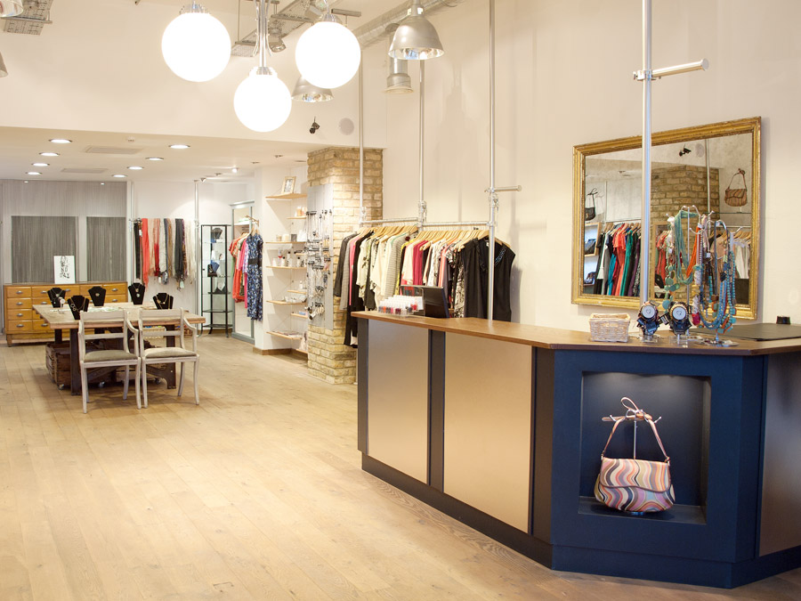 Дизайн интерьера магазина женской одежды